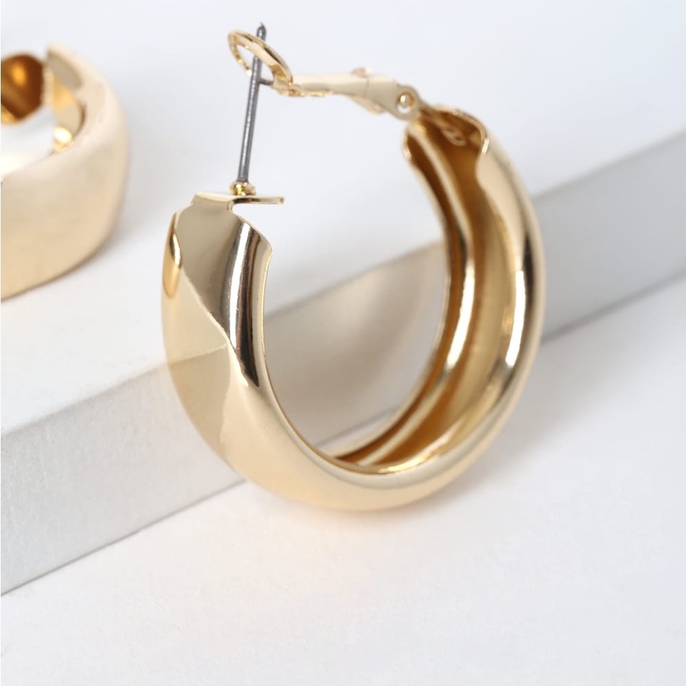 New Lulu’s Woman’s Trendy Minimalist My Oh My Gold Hoop Earrings - Picture 14 of 15